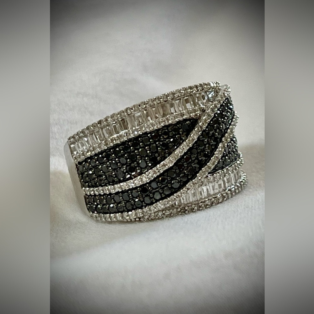 Black/white Diamond Ring - Picture 5 of 6